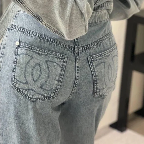 CHANEL Jeans (Like New)